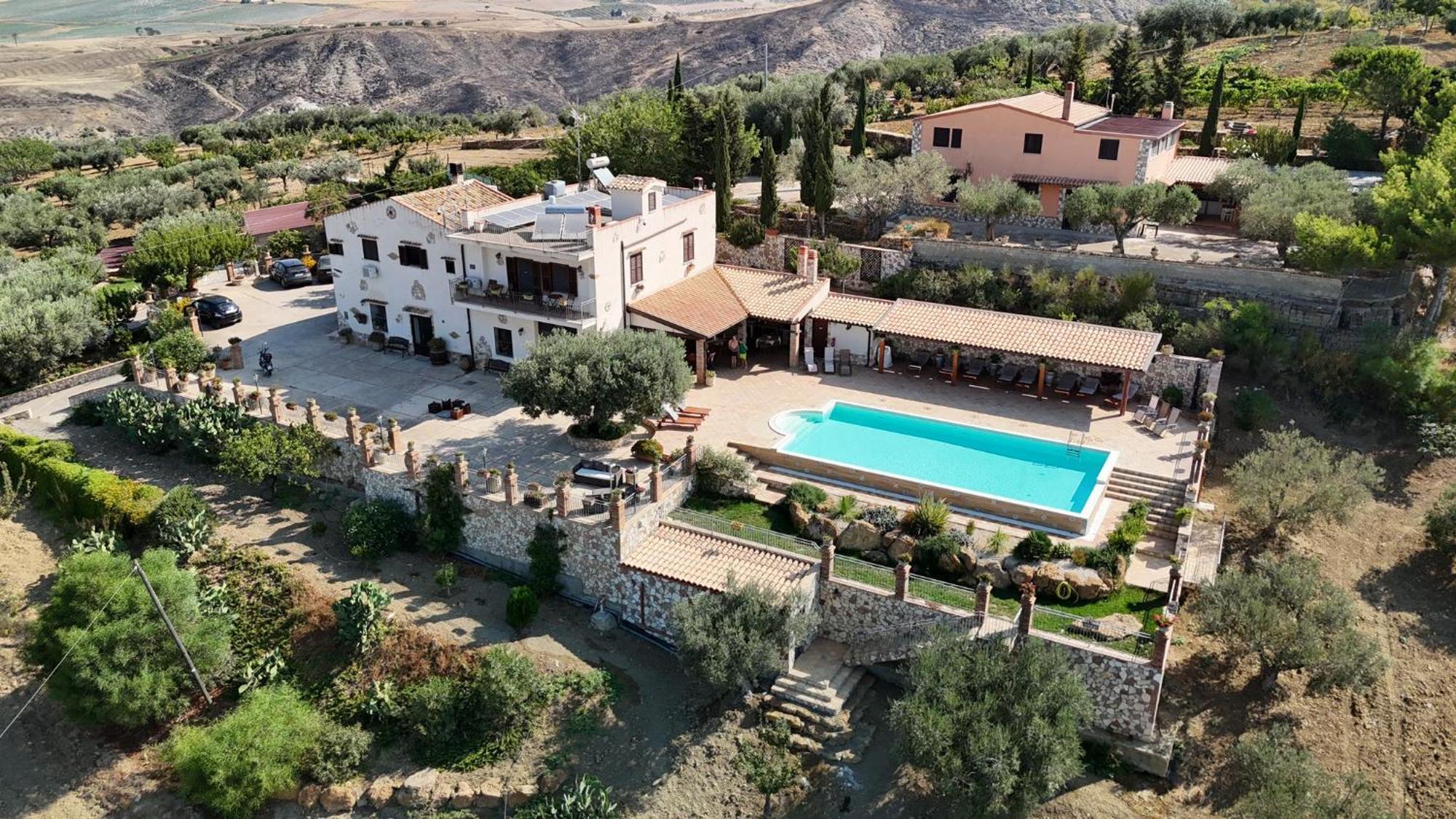 B&B A Robba De Pupi Agrigento Bagian luar foto